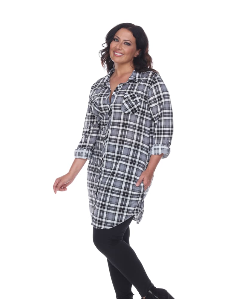 Front of a model wearing a size 1X Piper Stretchy Plaid Tunic in white black by White Mark. | dia_product_style_image_id:257399